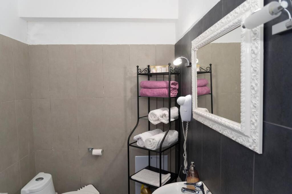 Livadia  Uno Beachfront Suite מראה חיצוני תמונה